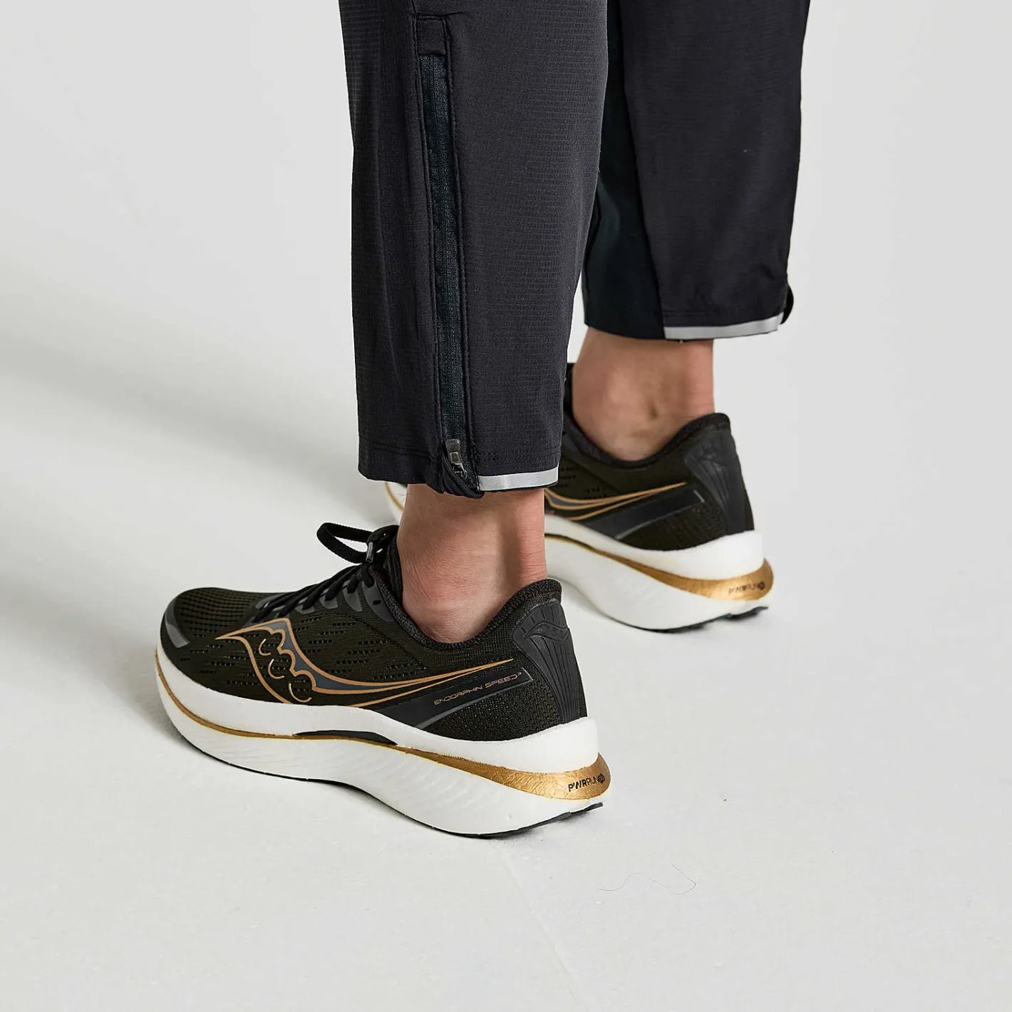 Saucony Boston Woven Pant< Bottoms